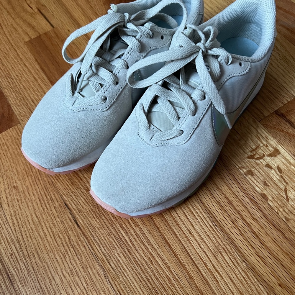 Nike - Picture 3 of 7